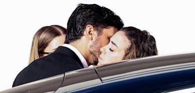 Als die Frau von Diogo Jota dessen Sarg berührt, kommen den Trauergästen die Tränen