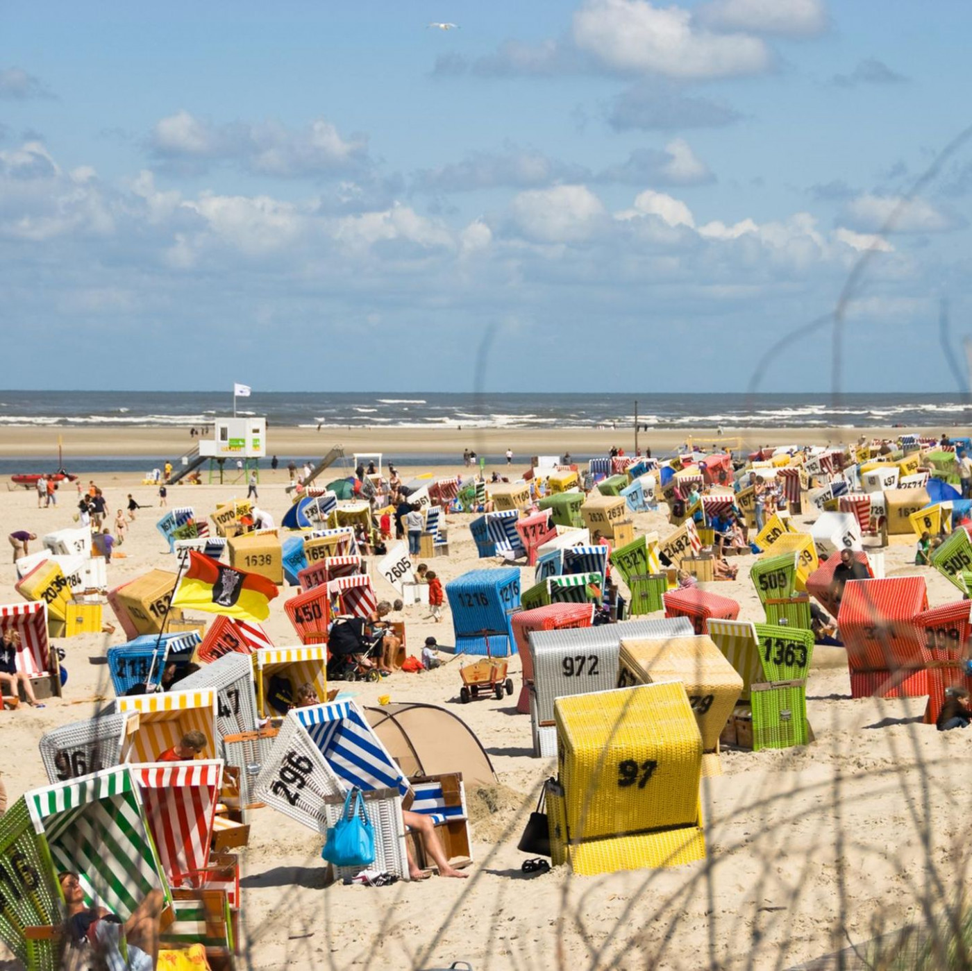 Geheimnisvolle Klümpchen an Nordseeinseln angespült – Strände weiter offen