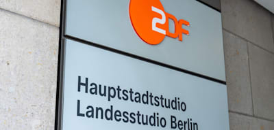 Aus Solidarität mit Maja T. – Vermummte blockieren ZDF-Hauptstadtstudio