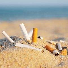 Sandburgen, Kippen und Badehandtücher am Strand? Das kann teuer werden