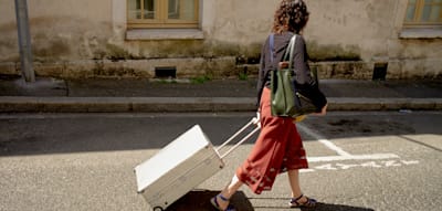Warum Alleinreisende oft bestraft werden