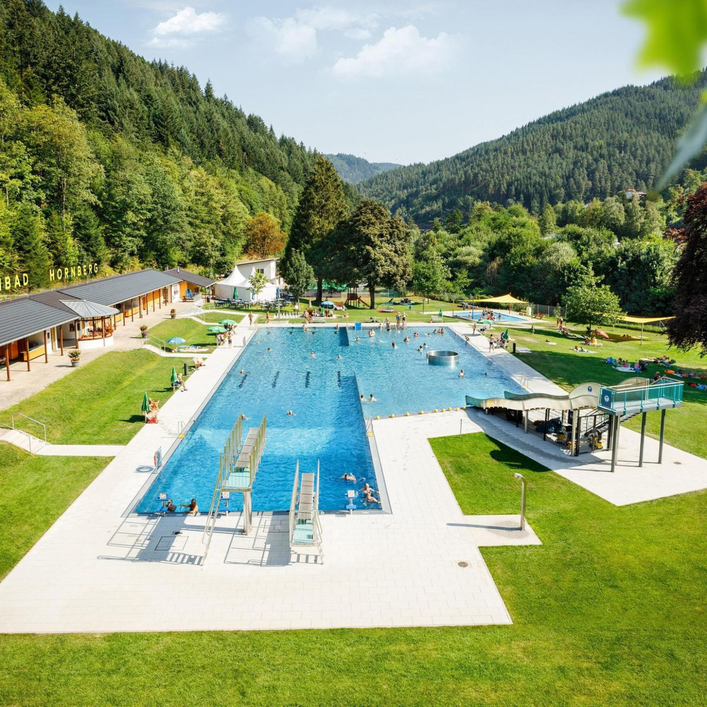 Dieses Freibad mitten im Schwarzwald wirkt wie aus der Zeit gefallen