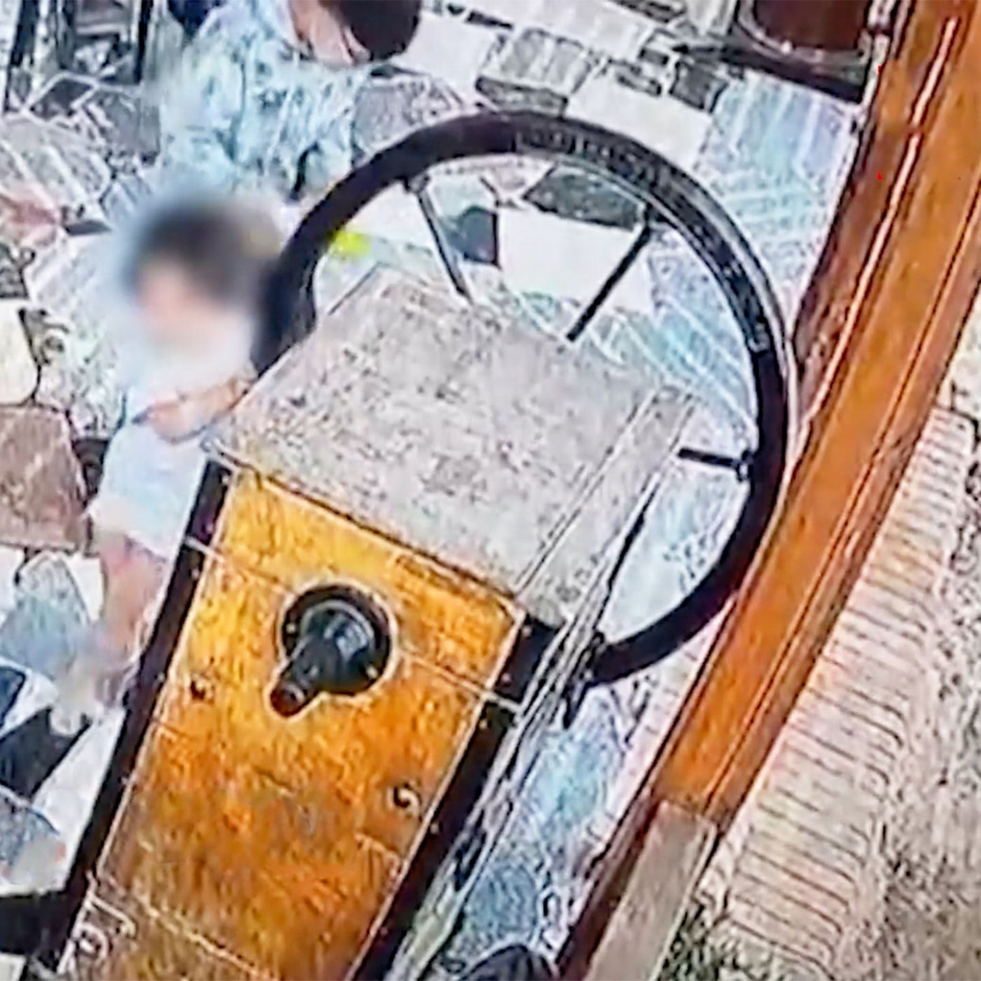 Kleinkind fast erschlagen – Hotel gibt Eltern die Schuld