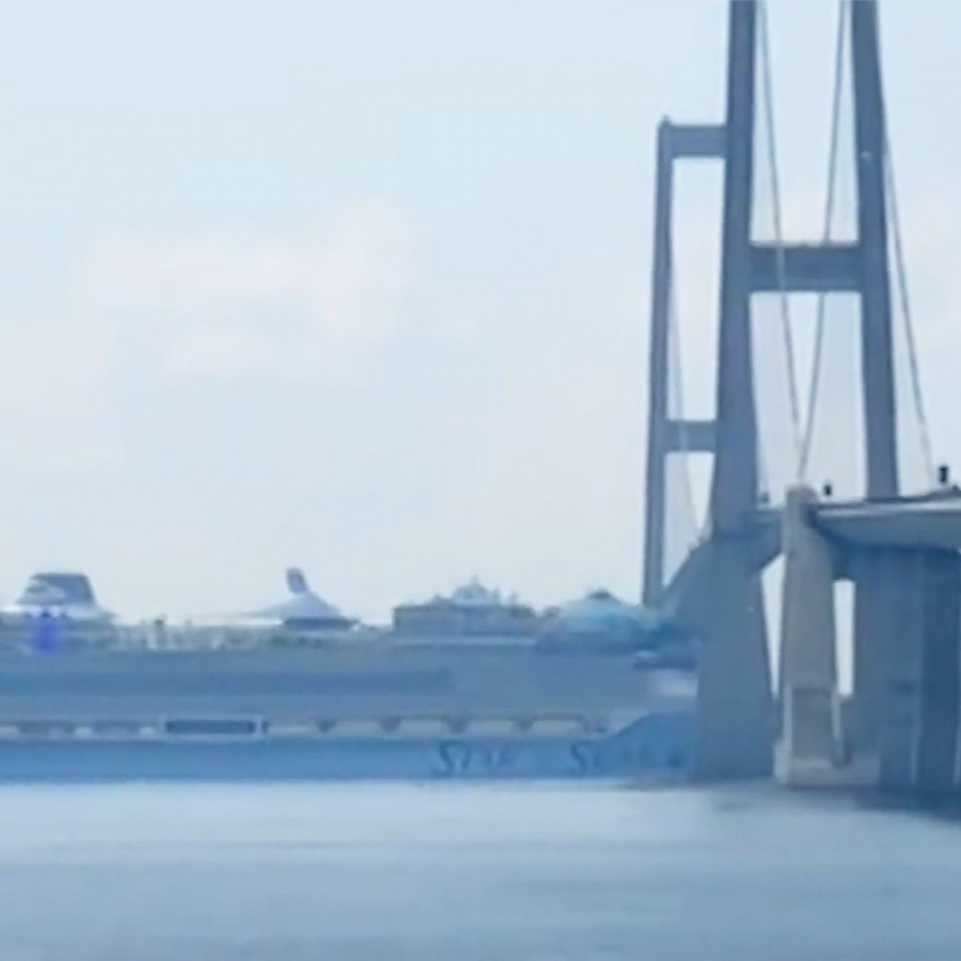 Größtes Kreuzfahrtschiff der Welt passiert Ostseebrücke haarscharf