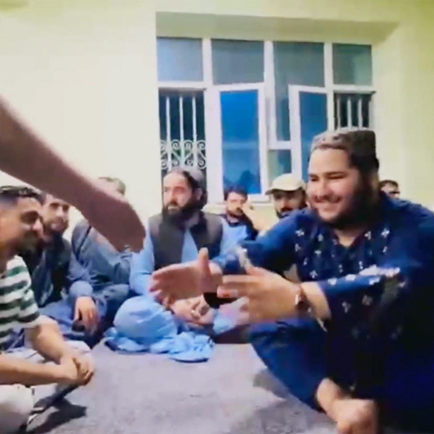 Erste Bilder nach Abschiebung – Taliban inszenieren herzlichen Empfang