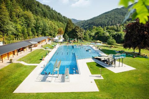 Dieses Freibad mitten im Schwarzwald wirkt wie aus der Zeit gefallen