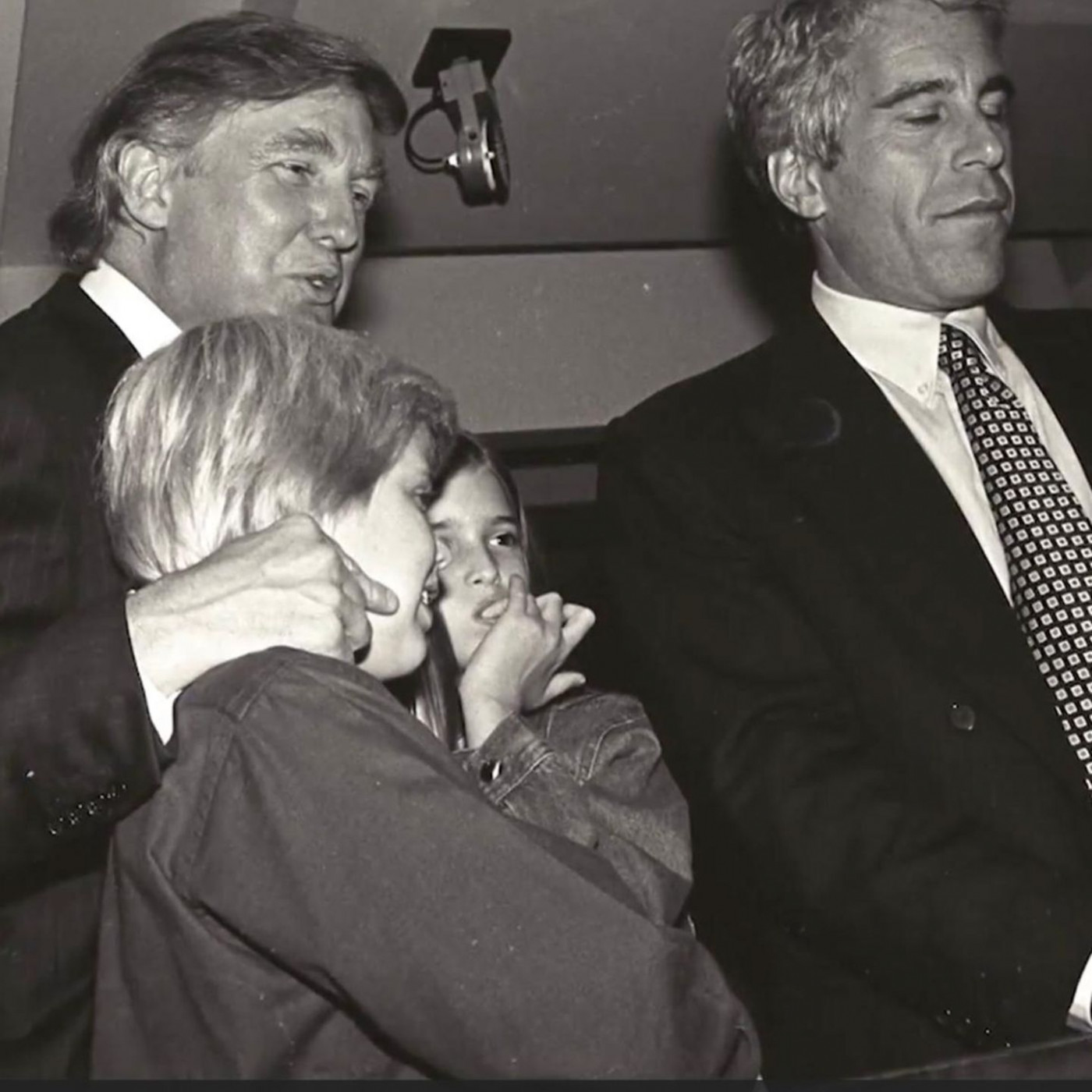 CNN konfrontiert Trump mit Epstein-Fotos – der legt einfach auf
