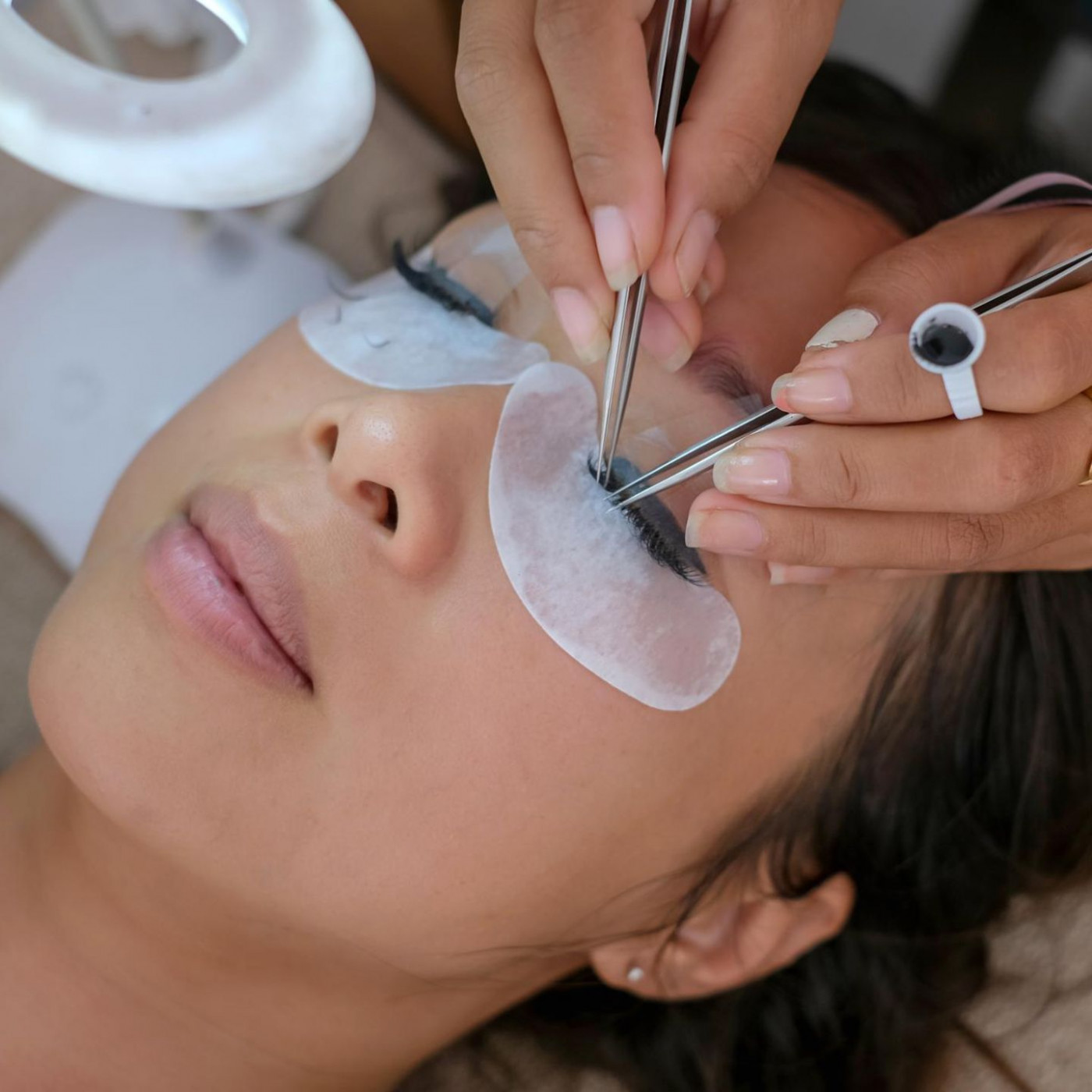 Schön, aber gefährlich: Wimpernverlängerung, Lidstrich-Tattoos &amp; Co