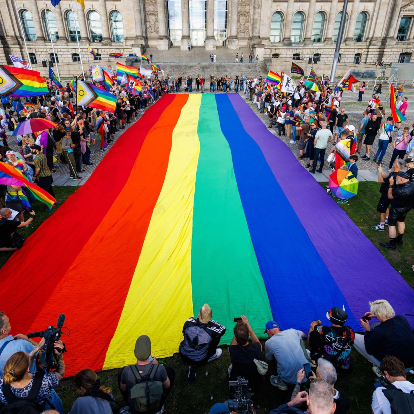 Riesige Regenbogenflagge vor Reichstagsgebäude ausgerollt