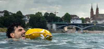 Sich in Basel einfach mal den Rhein heruntertreiben lassen