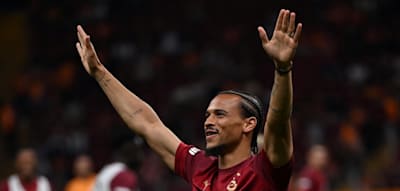 Schon beim Aufwärmen wird Leroy Sané in Istanbul wie ein Popstar gefeiert