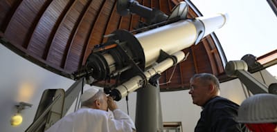 „Universum könnte vor Leben wimmeln“, sagt der Astronom des Papstes