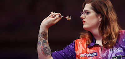 „Von Geburt an weiblich“ – Darts-Verband schließt Transfrauen von Frauen-Turnieren aus