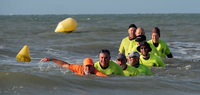 Beim Meerwasserwandern vor Dünkirchen ist der Lachmuskelkater garantiert