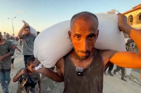 "Es ist eine Demütigung": So erreichen die Hilfsmittel die Menschen in Gaza
