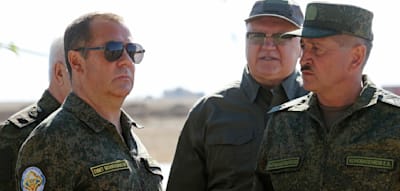 „Russland hat in allem Recht“ – Medwedew attackiert „Opa“ Trump