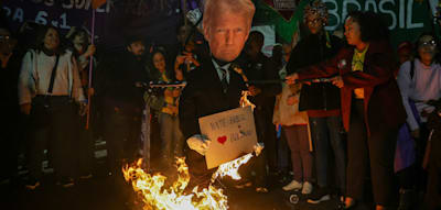 Demonstranten in Brasilien zünden Trump-Puppen an