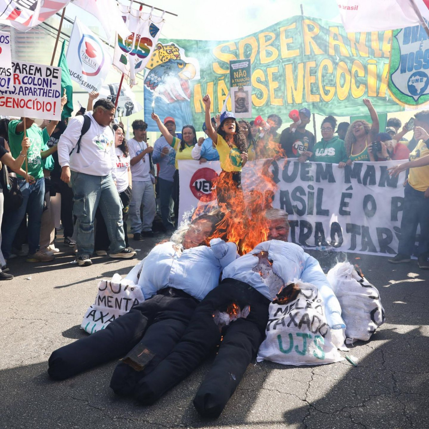 Demonstranten in Brasilien zünden Trump-Puppen an