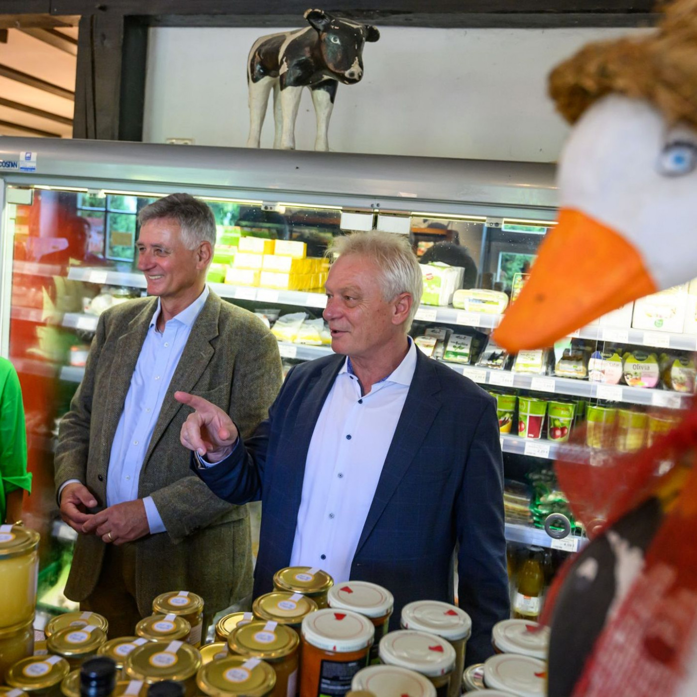 Agrarminister Rainer serviert Gästen wieder Fleisch