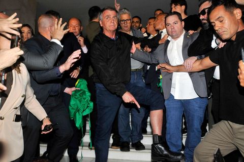 Richter stellt Brasiliens Ex-Präsidenten Bolsonaro unter Hausarrest