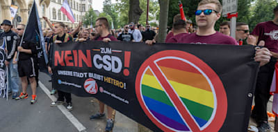 „Wir kriegen euch alle“, drohen die Neonazis den CSD-Teilnehmern