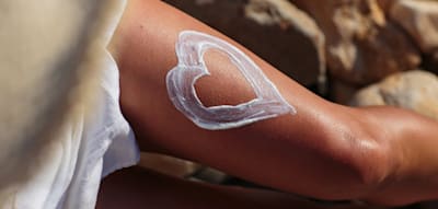 Sonnenbrand-Tattoos und Tanlines – „Bedenklicher Umgang mit UV-Strahlung“
