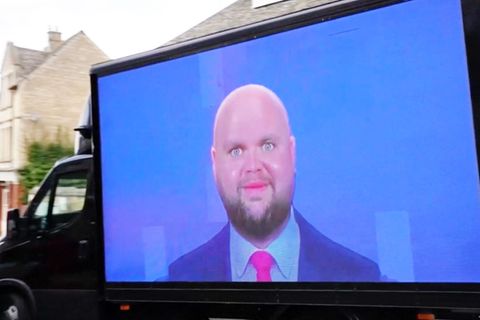 Lkw fährt Spott-Bild von JD Vance durch dessen Urlaubsort