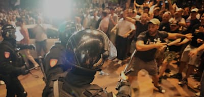 Gewalt bei Protesten gegen serbische Regierung – Staatschef will „Bürgerkrieg“ verhindern