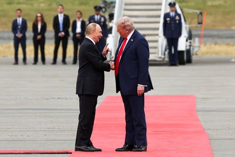 Als Putin landet, begrüßt Trump ihn wie einen heimgekehrten Kriegshelden