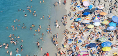 Bußgeld fürs Rumsitzen, Reservierung für den Strand – So kämpft Europa gegen Touristenschwemme