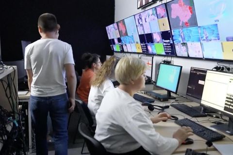 Gipfel in den USA, Luftalarm in der Ukraine – TV-Redaktion flieht in den Keller
