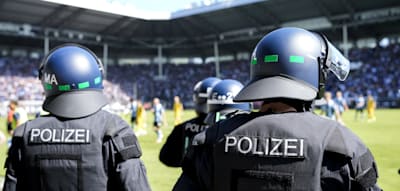„Zündelnde Ultras“ – Polizeigewerkschaft will mehr Überwachungstechnik in Stadien