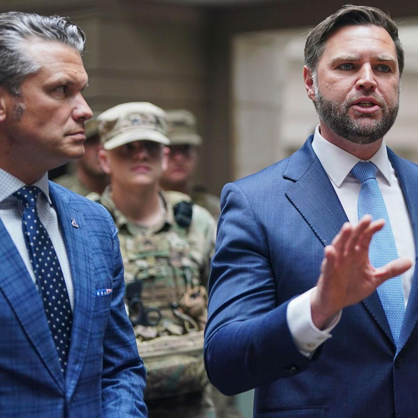 "Befreit Washington" – J.D. Vance bei Truppenvisite ausgebuht