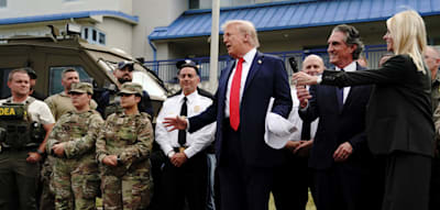 „Die Stadt ist wie ausgewechselt“ – Trump besucht Polizei in Washington