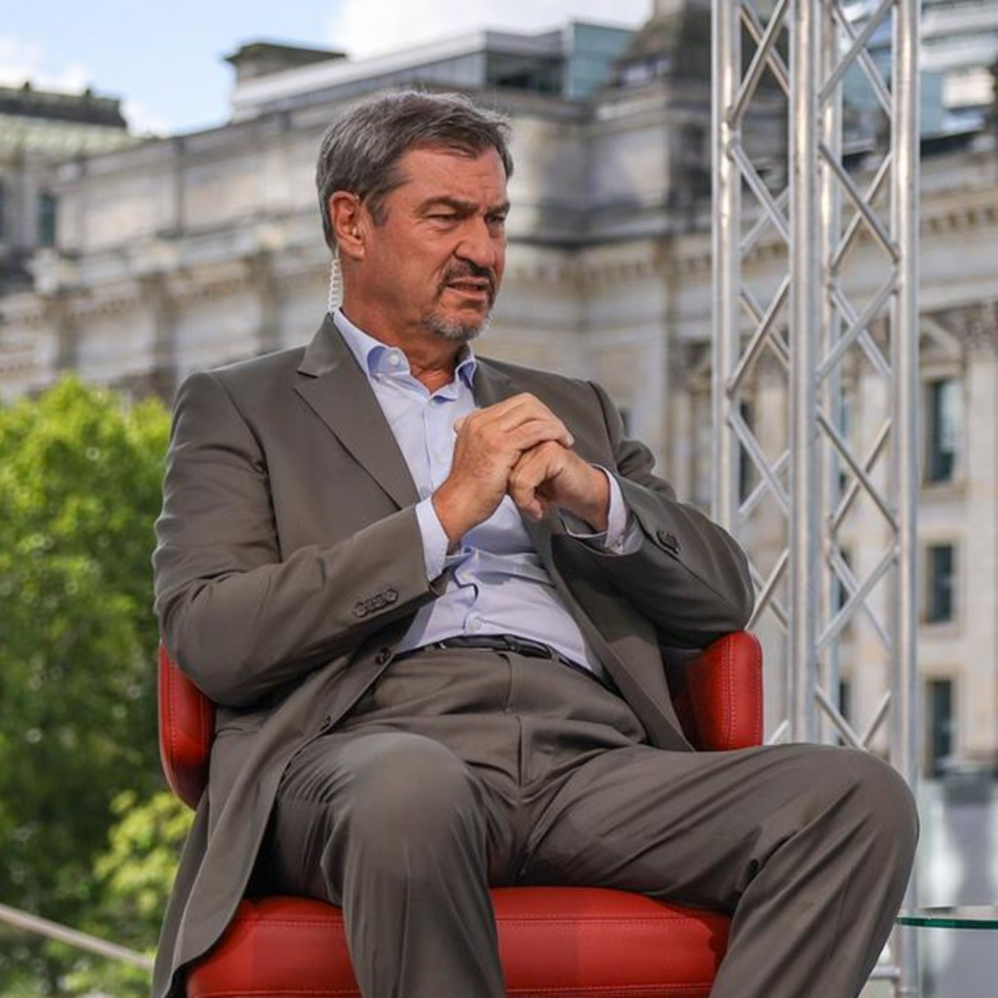 Rechte Protestierer versuchen, Interview mit Markus Söder zu stören