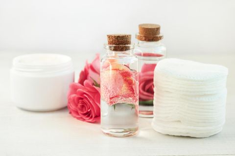Natürliche Kosmetik: Darum fördert Rosenwasser ein gesundes Hautbild