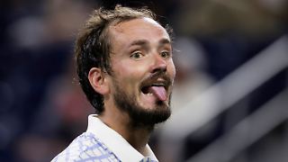 Tennisstar Medwedew beschimpft Schiri, verliert und zerhackt Schläger