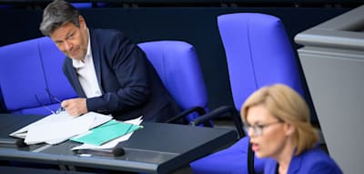 „Fetischhaftes Wurstgefresse“ – so rechnet Habeck jetzt mit dem politischen Gegner ab