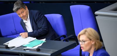 „Fetischhaftes Wurstgefresse“ – so rechnet Habeck jetzt mit dem politischen Gegner ab