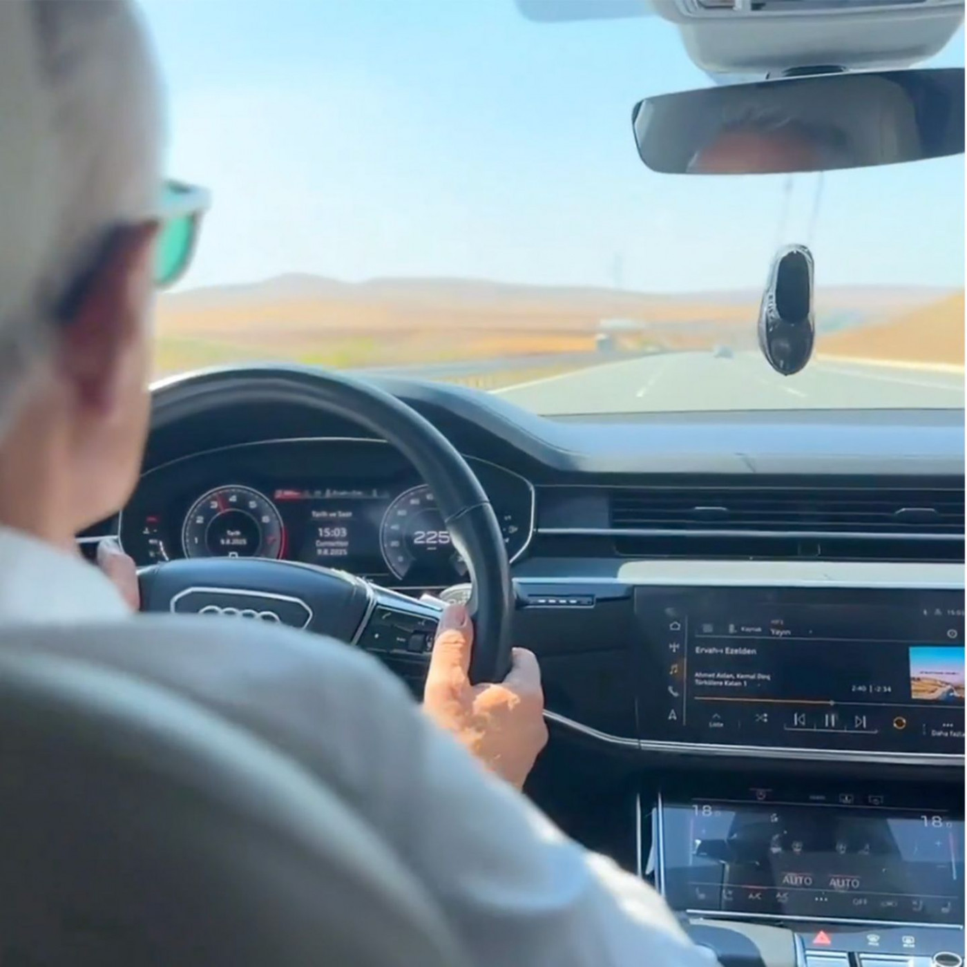 Türkischer Verkehrsminister rast mit 225 km/h über Autobahn
