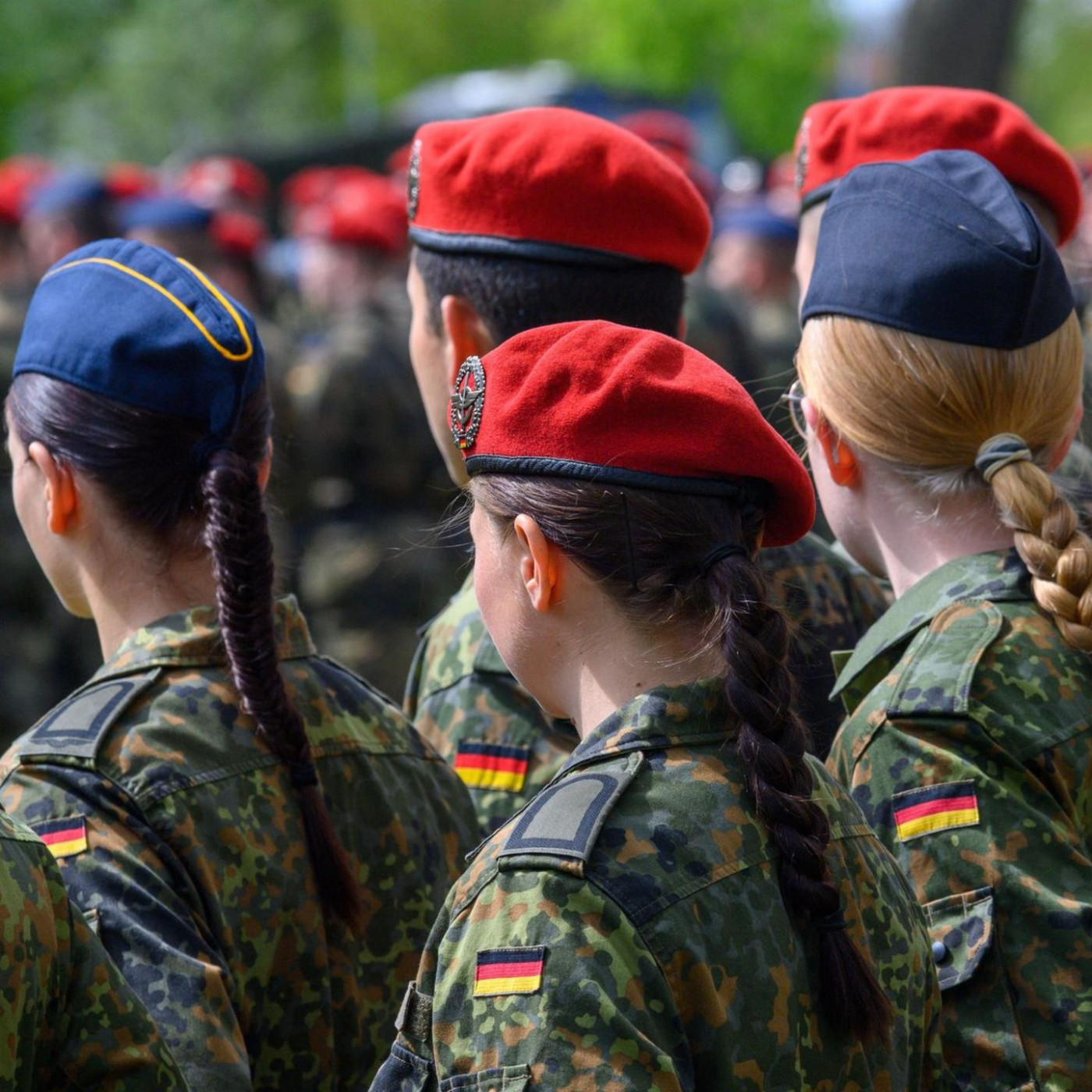 Warum wären Frauen in Deutschland von der Wehrpflicht ausgenommen?