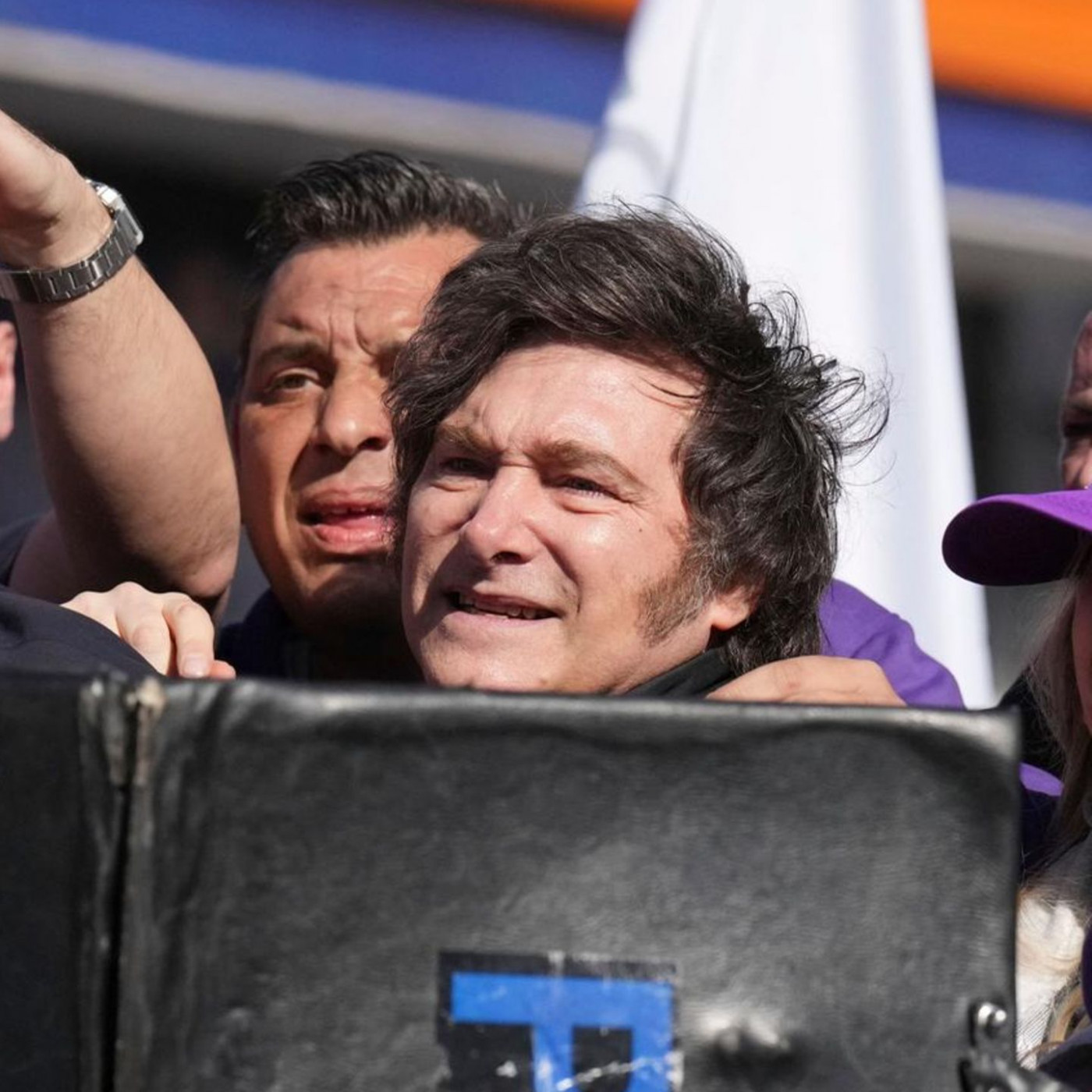 Argentiniens Präsident Milei mit Steinen beworfen