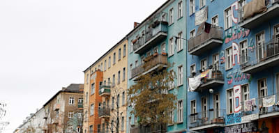 700 Beamte im Einsatz – Polizei durchsucht teilbesetztes Haus in Rigaer Straße