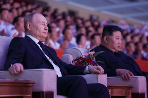 Putin und Kim bei Militärparade in Peking