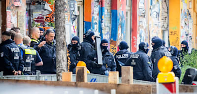 Hunderte Polizisten stürmen verbarrikadiertes Haus der linksextremen Szene