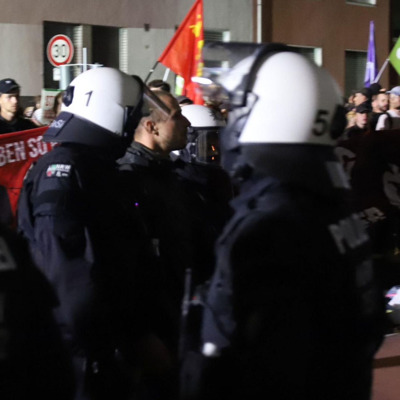 Demonstrierende auf Antikriegs-Demo greifen Polizei an