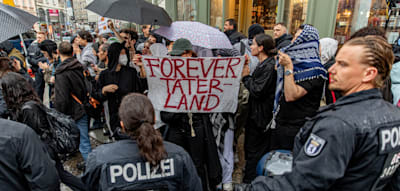 Polizist schlug Pro-Palästina-Aktivistin mit Faust in Gesicht – Jetzt wird er „mit dem Tode bedroht“