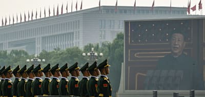 „Die Wiedergeburt Chinas ist unaufhaltsam“, sagt Xi vor Putin und Kim – Trump wittert Verschwörung