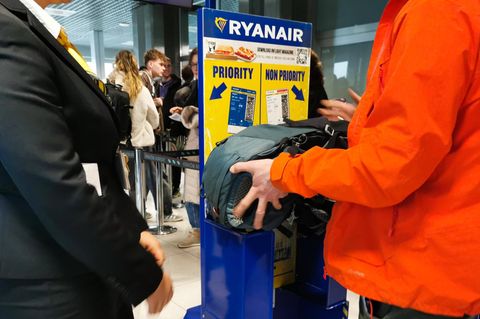 Flugbegleiter: Strenge Gepäckkontrolle bei Ryanair bringt Probleme