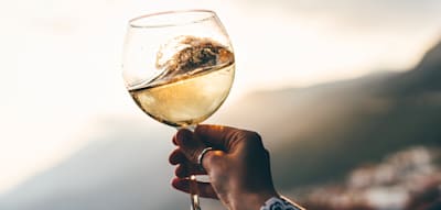 Diese 25 Fettnäpfchen sollte jeder meiden, der den Weinkenner geben will